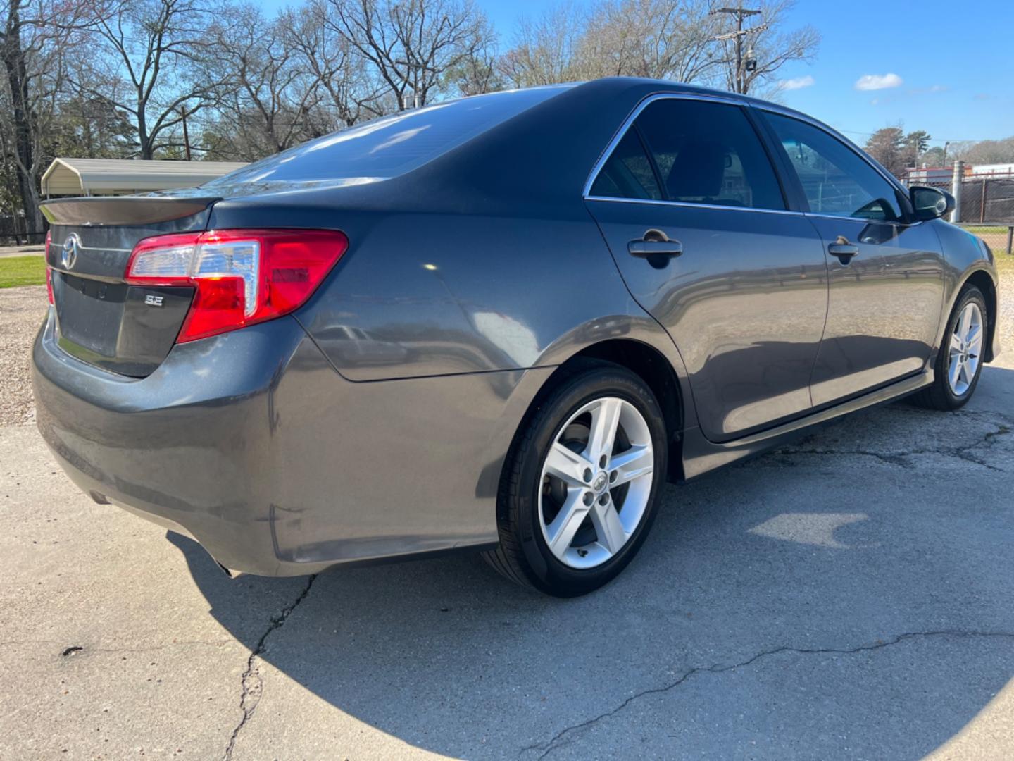 2014 Gray /Black Toyota Camry SE (4T1BF1FKXEU) with an 2.5L 4Cylinder engine, Automatic transmission, located at 4520 Airline Hwy, Baton Rouge, LA, 70805, (225) 357-1497, 30.509325, -91.145432 - 2014 Toyota Camry SE No Accidents, Two Owner, 2.5L 4 Cylinder, 180K Miles, All Power, Backup Camera. NO IN HOUSE FINANCING. FOR INFO PLEASE CONTACT JEFF AT 225 357-1497 CHECK OUT OUR A+ RATING WITH THE BETTER BUSINESS BUREAU WE HAVE BEEN A FAMILY OWNED AND OPERATED BUSINESS AT THE SAME LOCATION FOR - Photo#5